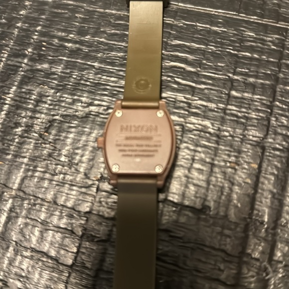 Really cute brown rubber band Nixon watch women’s - Picture 5 of 9